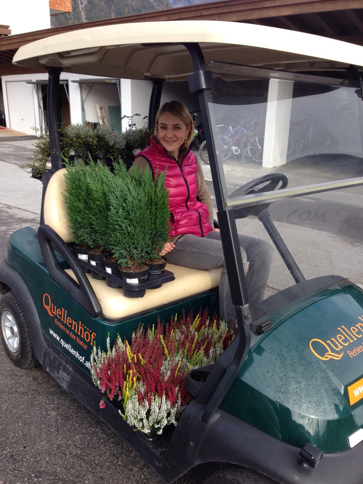 Sandra im Golfcar