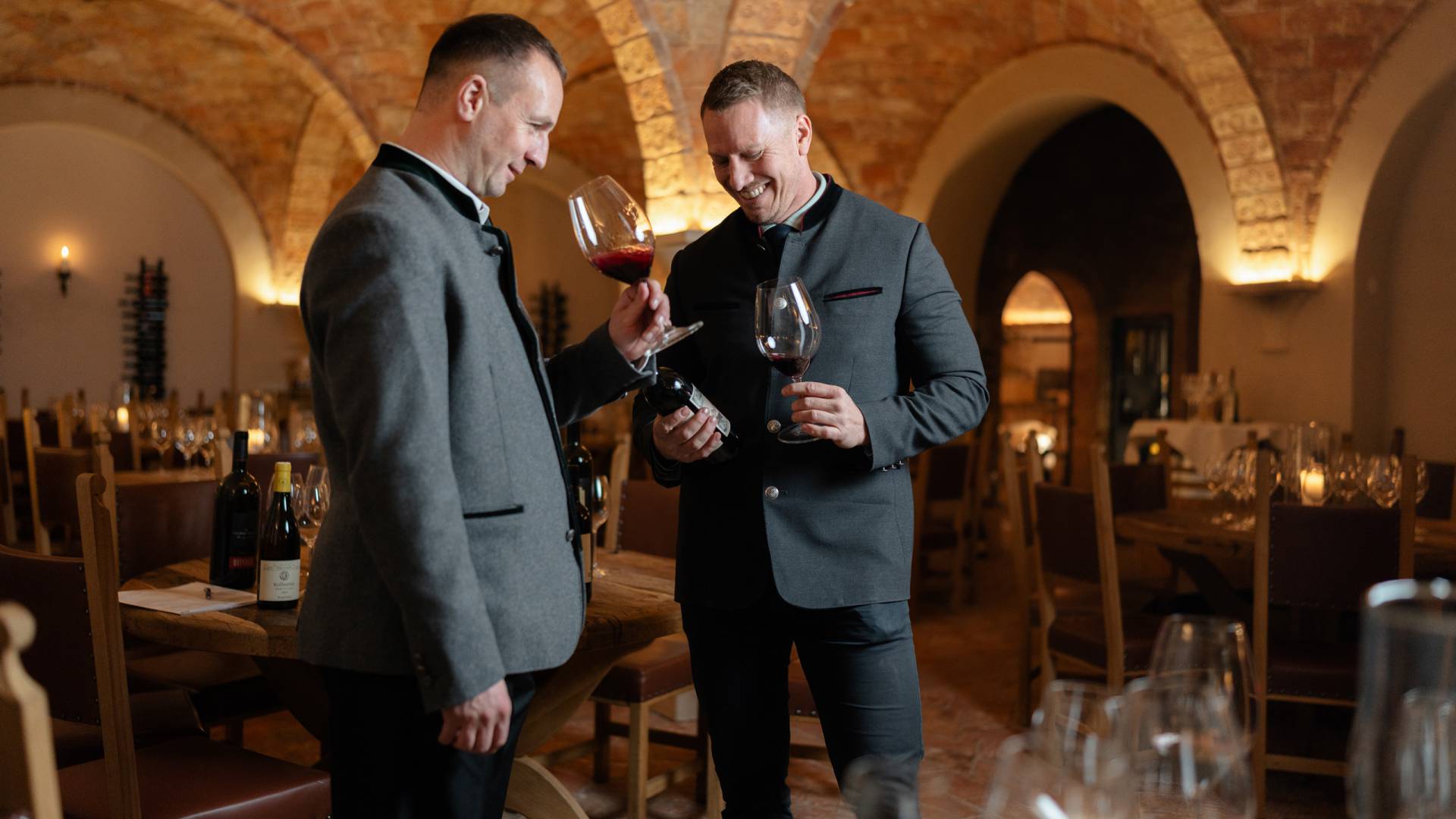 Wine-Tasting – Sommelier und Direktor im Weinkeller