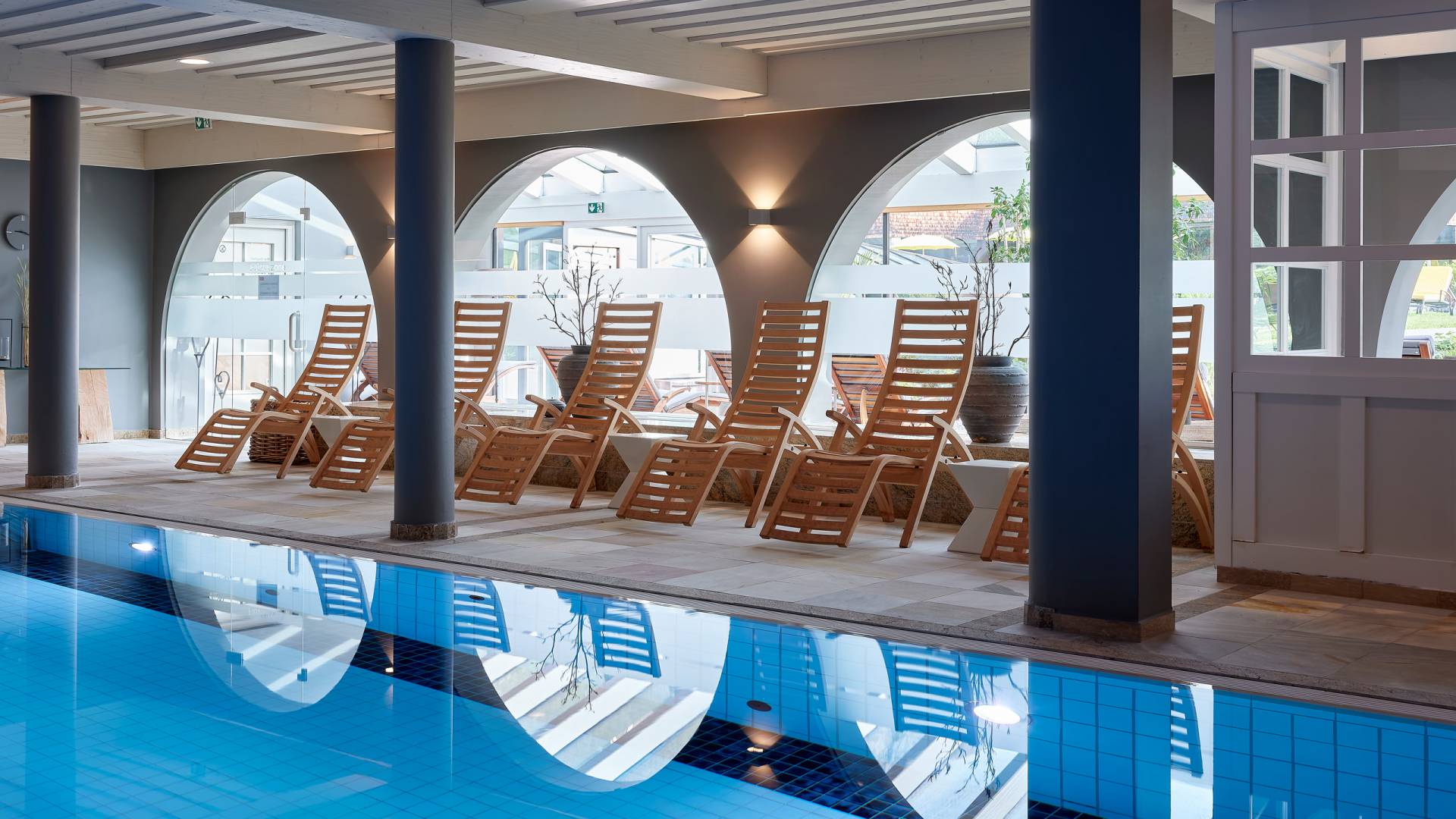 Der Innenpool im Quellenhof lädt ein 