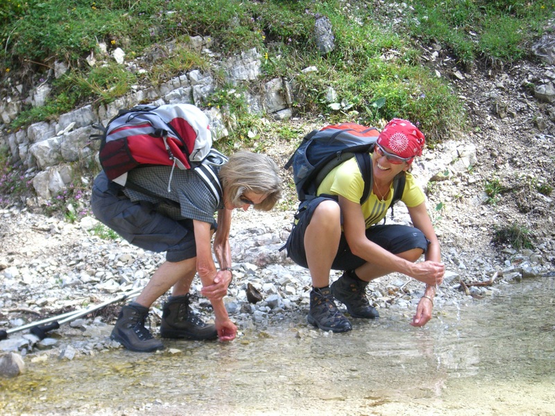 Abkühlung auf einer Wandertour bei Seefeld in Tirol